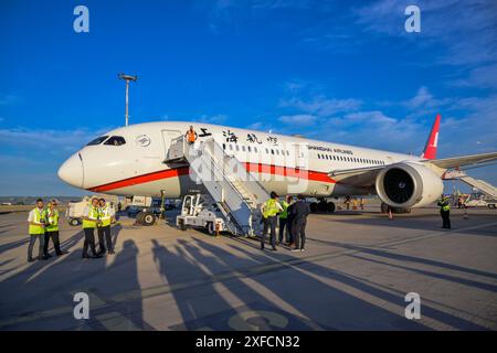 Marignane, France. 02 juillet 2024. Boeing Dreamliner 787/900 de China Eastern Airlines vu sur le tarmac de l'aéroport Marseille Provence. China Eastern Airlines ouvrira la première liaison directe entre Shanghai et Marseille le 02 juillet 2024, avec l’arrivée des premiers passagers à l’aéroport de Marseille Provence à bord d’un Boeing dreamliner 787/900. (Photo de Laurent Coust/SOPA images/SIPA USA) crédit : SIPA USA/Alamy Live News Banque D'Images