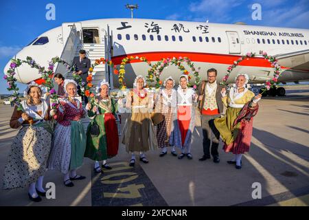 Marignane, France. 02 juillet 2024. Une troupe folklorique provençale traditionnelle accueille les 273 premiers passagers. China Eastern Airlines ouvrira la première liaison directe entre Shanghai et Marseille le 02 juillet 2024, avec l’arrivée des premiers passagers à l’aéroport de Marseille Provence à bord d’un Boeing dreamliner 787/900. (Photo de Laurent Coust/SOPA images/SIPA USA) crédit : SIPA USA/Alamy Live News Banque D'Images