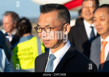 Marignane, France. 02 juillet 2024. Shaye lu (Ambassadrice de Chine en France) est aperçue à l’arrivée de la première liaison aérienne entre Shanghai et Marseille. China Eastern Airlines ouvrira la première liaison directe entre Shanghai et Marseille le 02 juillet 2024, avec l’arrivée des premiers passagers à l’aéroport de Marseille Provence à bord d’un Boeing dreamliner 787/900. (Photo de Laurent Coust/SOPA images/SIPA USA) crédit : SIPA USA/Alamy Live News Banque D'Images