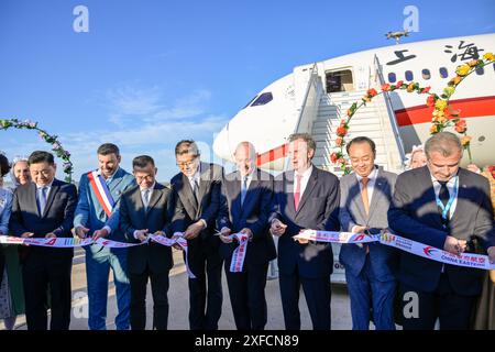 Marignane, France. 02 juillet 2024. Les autorités (avec Renaud Muselier, Texiang Liu et Shaye lu) ont coupé le ruban devant l'avion. China Eastern Airlines ouvrira la première liaison directe entre Shanghai et Marseille le 02 juillet 2024, avec l’arrivée des premiers passagers à l’aéroport de Marseille Provence à bord d’un Boeing dreamliner 787/900. Crédit : SOPA images Limited/Alamy Live News Banque D'Images