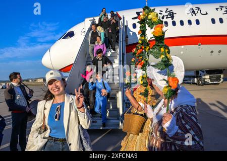 Marignane, France. 02 juillet 2024. Les 273 premiers passagers embarquent à bord du Boeing dreamliner 787/900 de China Eastern Airlines. China Eastern Airlines ouvrira la première liaison directe entre Shanghai et Marseille le 02 juillet 2024, avec l’arrivée des premiers passagers à l’aéroport de Marseille Provence à bord d’un Boeing dreamliner 787/900. Crédit : SOPA images Limited/Alamy Live News Banque D'Images