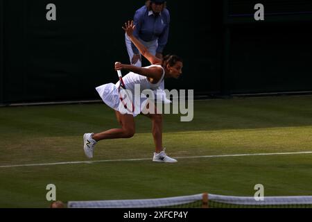 Wimbledon, Londres, Royaume-Uni. 02 juillet 2024. Caroline Garcia servant à Anna Blinkova lors du premier tour à Wimbledon le mardi 2 juillet. Crédit : Adam Stoltman/Alamy Live News Banque D'Images