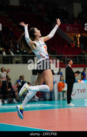 ISTANBUL, TURKIYE - 20 MARS 2024 : Hande Baladin sert pendant le match Eczacibasi Dynavit vs Imoco volley Conegliano CEV Champions League volley à Bur Banque D'Images