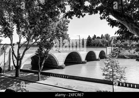 Tbilissi, Géorgie - 17 JUIN 2024 : Pont Saarbrucken sur la rivière Kura à Tbilissi, Géorgie. Banque D'Images