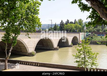 Tbilissi, Géorgie - 17 JUIN 2024 : Pont Saarbrucken sur la rivière Kura à Tbilissi, Géorgie. Banque D'Images