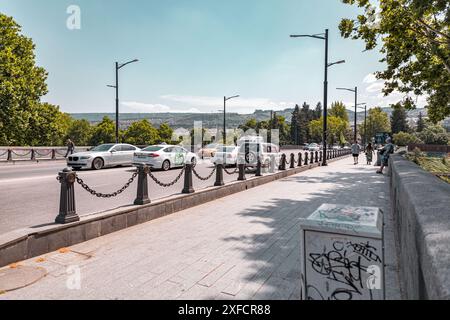 Tbilissi, Géorgie - 17 JUIN 2024 : Pont Saarbrucken sur la rivière Kura à Tbilissi, Géorgie. Banque D'Images