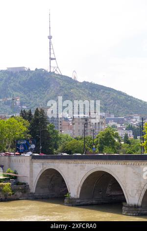 Tbilissi, Géorgie - 17 JUIN 2024 : Pont Saarbrucken sur la rivière Kura à Tbilissi, Géorgie. Banque D'Images