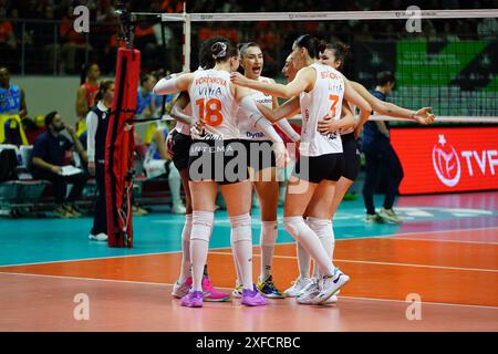 ISTANBUL, TURKIYE - 20 MARS 2024 : les joueurs d'Eczacibasi Dynavit célèbrent le point lors de l'Imoco volley Conegliano CEV Champions League volley matc Banque D'Images