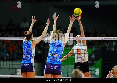 ISTANBUL, TURKIYE - 20 MARS 2024 : Kelsey Robinson-Cook et Robin de Kruijf en action pendant Eczacibasi Dynavit vs Imoco volley Conegliano CEV Champi Banque D'Images