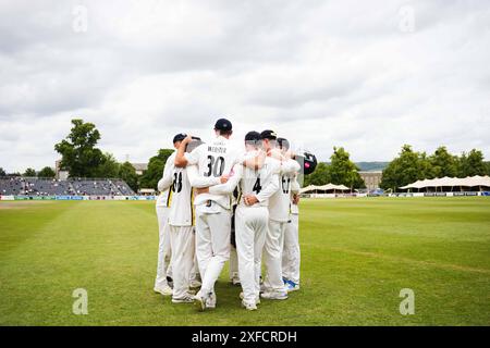 Cheltenham, Royaume-Uni, 2 juillet 2024. Gloucestershire se caucus lors du match de Vitality County Championship Division Two entre Gloucestershire et Glamorgan. Crédit : Robbie Stephenson/Gloucestershire Cricket/Alamy Live News Banque D'Images