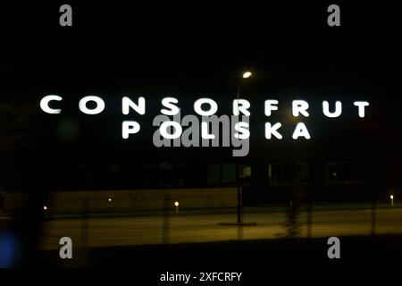 Varsovie, Pologne - 1er mai 2023 : prise de vue nocturne d'un grand panneau lumineux pour Consorfrut Polska. Banque D'Images