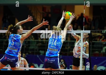 ISTANBUL, TURKIYE - 20 MARS 2024 : Robin de Kruijf et Joanna Wołosz en action pendant Eczacibasi Dynavit vs Imoco volley Conegliano CEV Champions Lea Banque D'Images