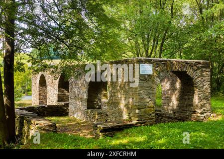 Halsbrücke Ein Kahnhebehaus ist ein Abstiegsbauwerk als ältere Form des Schiffshebewerks. In Kanälen, die Höhenunterschiede in der Landschaft zu überwinden hatten, wurden Kahnhebehäuser mit Flaschenzügen und Laufkatzen genutzt, um die Kähne von einem auf ein anderes niveau zu heben bzw. Zu senken, was mit Muskelkraft erfolgte. Halsbrücke Sachsen Deutschland *** Halsbrücke Un ascenseur de barge est une structure de descente comme une forme plus ancienne d'ascenseur de navire dans les canaux qui devaient surmonter les différences de hauteur dans le paysage, des ascenseurs de barge avec des poulies et des chariots ont été utilisés pour élever ou abaisser les barges Banque D'Images