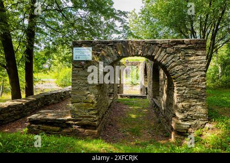 Halsbrücke Ein Kahnhebehaus ist ein Abstiegsbauwerk als ältere Form des Schiffshebewerks. In Kanälen, die Höhenunterschiede in der Landschaft zu überwinden hatten, wurden Kahnhebehäuser mit Flaschenzügen und Laufkatzen genutzt, um die Kähne von einem auf ein anderes niveau zu heben bzw. Zu senken, was mit Muskelkraft erfolgte. Halsbrücke Sachsen Deutschland *** Halsbrücke Un ascenseur de barge est une structure de descente comme une forme plus ancienne d'ascenseur de navire dans les canaux qui devaient surmonter les différences de hauteur dans le paysage, des ascenseurs de barge avec des poulies et des chariots ont été utilisés pour élever ou abaisser les barges Banque D'Images