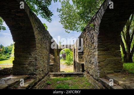 Halsbrücke Ein Kahnhebehaus ist ein Abstiegsbauwerk als ältere Form des Schiffshebewerks. In Kanälen, die Höhenunterschiede in der Landschaft zu überwinden hatten, wurden Kahnhebehäuser mit Flaschenzügen und Laufkatzen genutzt, um die Kähne von einem auf ein anderes niveau zu heben bzw. Zu senken, was mit Muskelkraft erfolgte. Halsbrücke Sachsen Deutschland *** Halsbrücke Un ascenseur de barge est une structure de descente comme une forme plus ancienne d'ascenseur de navire dans les canaux qui devaient surmonter les différences de hauteur dans le paysage, des ascenseurs de barge avec des poulies et des chariots ont été utilisés pour élever ou abaisser les barges Banque D'Images