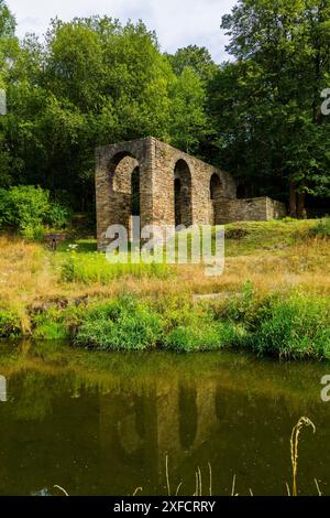 Halsbrücke Ein Kahnhebehaus ist ein Abstiegsbauwerk als ältere Form des Schiffshebewerks. In Kanälen, die Höhenunterschiede in der Landschaft zu überwinden hatten, wurden Kahnhebehäuser mit Flaschenzügen und Laufkatzen genutzt, um die Kähne von einem auf ein anderes niveau zu heben bzw. Zu senken, was mit Muskelkraft erfolgte. Halsbrücke Sachsen Deutschland *** Halsbrücke Un ascenseur de barge est une structure de descente comme une forme plus ancienne d'ascenseur de navire dans les canaux qui devaient surmonter les différences de hauteur dans le paysage, des ascenseurs de barge avec des poulies et des chariots ont été utilisés pour élever ou abaisser les barges Banque D'Images