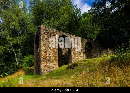 Halsbrücke Ein Kahnhebehaus ist ein Abstiegsbauwerk als ältere Form des Schiffshebewerks. In Kanälen, die Höhenunterschiede in der Landschaft zu überwinden hatten, wurden Kahnhebehäuser mit Flaschenzügen und Laufkatzen genutzt, um die Kähne von einem auf ein anderes niveau zu heben bzw. Zu senken, was mit Muskelkraft erfolgte. Halsbrücke Sachsen Deutschland *** Halsbrücke Un ascenseur de barge est une structure de descente comme une forme plus ancienne d'ascenseur de navire dans les canaux qui devaient surmonter les différences de hauteur dans le paysage, des ascenseurs de barge avec des poulies et des chariots ont été utilisés pour élever ou abaisser les barges Banque D'Images