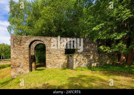 Halsbrücke Ein Kahnhebehaus ist ein Abstiegsbauwerk als ältere Form des Schiffshebewerks. In Kanälen, die Höhenunterschiede in der Landschaft zu überwinden hatten, wurden Kahnhebehäuser mit Flaschenzügen und Laufkatzen genutzt, um die Kähne von einem auf ein anderes niveau zu heben bzw. Zu senken, was mit Muskelkraft erfolgte. Halsbrücke Sachsen Deutschland *** Halsbrücke Un ascenseur de barge est une structure de descente comme une forme plus ancienne d'ascenseur de navire dans les canaux qui devaient surmonter les différences de hauteur dans le paysage, des ascenseurs de barge avec des poulies et des chariots ont été utilisés pour élever ou abaisser les barges Banque D'Images