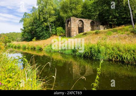 Halsbrücke Ein Kahnhebehaus ist ein Abstiegsbauwerk als ältere Form des Schiffshebewerks. In Kanälen, die Höhenunterschiede in der Landschaft zu überwinden hatten, wurden Kahnhebehäuser mit Flaschenzügen und Laufkatzen genutzt, um die Kähne von einem auf ein anderes niveau zu heben bzw. Zu senken, was mit Muskelkraft erfolgte. Halsbrücke Sachsen Deutschland *** Halsbrücke Un ascenseur de barge est une structure de descente comme une forme plus ancienne d'ascenseur de navire dans les canaux qui devaient surmonter les différences de hauteur dans le paysage, des ascenseurs de barge avec des poulies et des chariots ont été utilisés pour élever ou abaisser les barges Banque D'Images