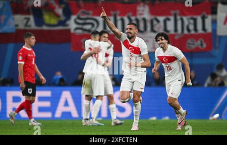 Leipzig, Allemagne. 02 juillet 2024. Football, UEFA Euro 2024, Championnat d'Europe, Autriche - Turquie, finale, manche 16, stade de Leipzig, Merih Demiral (2ème à partir de la gauche) de Turquie célèbre après son but de faire 2-0. Crédit : Sebastian Christoph Gollnow/dpa/Alamy Live News Banque D'Images