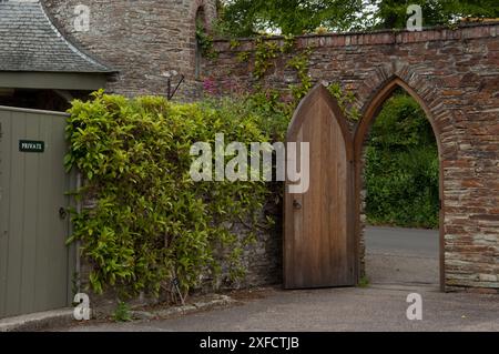 Gate, Trelissick Gardens, Cornouailles, Royaume-Uni. Trelissick (Cornouaillais : Trelesyk) est une maison et un jardin appartenant au National Trust à Feock, près de Tru Banque D'Images