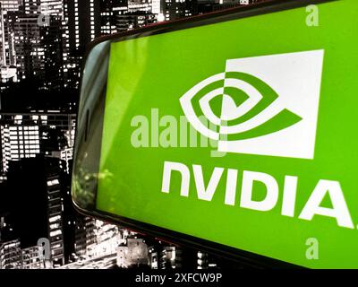 San Francisco, Californie, États-Unis. 2 juillet 2024. Logo NVIDIA avec l'horizon de Tokyo derrière. NVIDIA Corporation est une société technologique connue pour la conception d'unités de traitement graphique (GPU) et de technologies connexes. Jensen Huang est le PDG, et le ticker boursier est NVDA. Les produits de base incluent les GPU GeForce, les cartes graphiques Quadro et les solutions NVIDIA ai. NVIDIA est un leader de l'informatique visuelle et s'est développé dans les applications d'IA, de datacenter et d'automobile avec ses technologies innovantes. (Crédit image : © Taidgh Barron/ZUMA Press Wire) USAGE ÉDITORIAL SEULEMENT! Non destiné à UN USAGE commercial ! Banque D'Images