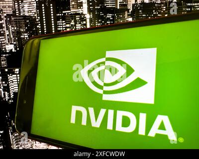 San Francisco, Californie, États-Unis. 2 juillet 2024. Logo NVIDIA avec l'horizon de Tokyo derrière. NVIDIA Corporation est une société technologique connue pour la conception d'unités de traitement graphique (GPU) et de technologies connexes. Jensen Huang est le PDG, et le ticker boursier est NVDA. Les produits de base incluent les GPU GeForce, les cartes graphiques Quadro et les solutions NVIDIA ai. NVIDIA est un leader de l'informatique visuelle et s'est développé dans les applications d'IA, de datacenter et d'automobile avec ses technologies innovantes. (Crédit image : © Taidgh Barron/ZUMA Press Wire) USAGE ÉDITORIAL SEULEMENT! Non destiné à UN USAGE commercial ! Banque D'Images