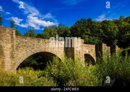 Halsbrücke Die Altväterbrücke War ein Aquädukt und die bedeutendste wasserwirtschaftliche Anlage des Halsbrücker Bergbaues. SIE wurde zwischen 1686 und 1715 unter der Leitung des sächsischen Oberberghauptmannes Abraham von Schönberg errichtet. IM Jahre 1893 wurde sie wegen Baufälligkeit abgerissen. Halsbrücke Sachsen Deutschland *** Halsbrücke le pont des anciens Pères était un aqueduc et la plus importante installation de gestion de l'eau de l'industrie minière de Halsbrücke il a été construit entre 1686 et 1715 sous la direction de l'administrateur minier en chef saxon Abraham von Schönberg en 1893 Banque D'Images