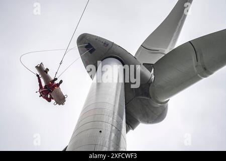 Höhenretter der Berufsfeuerwehr Oberhausen üben das Abseilen von einer Windenereanlage, aus 150 Metern Höhe, Rettung einer verletzten person, Techniker, vom Maschinenhaus, Issum, NRW, Deutschland, Höhenretter Windrad *** les secouristes en hauteur du service d'incendie professionnel d'Oberhausen pratiquent la descente en rappel depuis une éolienne d'une hauteur de 150 mètres, sauvetage d'une personne blessée, technicien, depuis la nacelle, Issum, NRW, Allemagne, éolienne de sauvetage en hauteur Banque D'Images