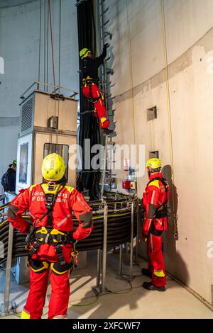 Höhenretter der Berufsfeuerwehr Oberhausen üben das Abseilen von einer Windenereanlage, aus 150 Metern Höhe, Aufstieg in die Anlage, zum Maschinenhaus, Issum, NRW, Deutschland Höhenretter Windrad *** les sauveteurs en hauteur du service d'incendie professionnel d'Oberhausen pratiquent la descente en rappel depuis une éolienne d'une hauteur de 150 mètres, montée dans l'éolienne, jusqu'à la nacelle, Issum, NRW, Allemagne, eolienne de sauvetage en hauteur Banque D'Images