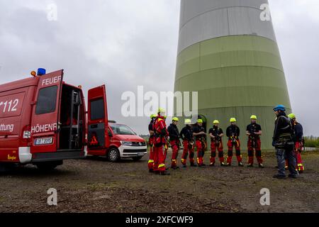 Höhenretter der Berufsfeuerwehr Oberhausen üben das Abseilen von einer Windenereanlage, aus 150 Metern Höhe, Einweisung in die Anlage, BEI Regenwetter, Issum, NRW, Deutschland, Höhenretter Windrad *** les sauveteurs en hauteur du service d'incendie professionnel d'Oberhausen pratiquent la descente en rappel depuis une éolienne d'une hauteur de 150 mètres, en donnant des informations sur l'éolienne, par temps pluvieux, Issum, NRW, Allemagne, eolienne de sauvetage en hauteur Banque D'Images