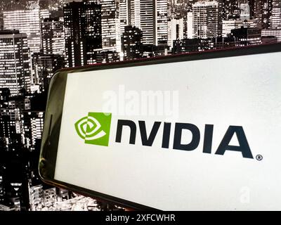 San Francisco, Californie, États-Unis. 2 juillet 2024. Logo NVIDIA avec l'horizon de Tokyo derrière. NVIDIA Corporation est une société technologique connue pour la conception d'unités de traitement graphique (GPU) et de technologies connexes. Jensen Huang est le PDG, et le ticker boursier est NVDA. Les produits de base incluent les GPU GeForce, les cartes graphiques Quadro et les solutions NVIDIA ai. NVIDIA est un leader de l'informatique visuelle et s'est développé dans les applications d'IA, de datacenter et d'automobile avec ses technologies innovantes. (Crédit image : © Taidgh Barron/ZUMA Press Wire) USAGE ÉDITORIAL SEULEMENT! Non destiné à UN USAGE commercial ! Banque D'Images