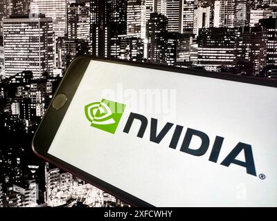 San Francisco, Californie, États-Unis. 2 juillet 2024. Logo NVIDIA avec l'horizon de Tokyo derrière. NVIDIA Corporation est une société technologique connue pour la conception d'unités de traitement graphique (GPU) et de technologies connexes. Jensen Huang est le PDG, et le ticker boursier est NVDA. Les produits de base incluent les GPU GeForce, les cartes graphiques Quadro et les solutions NVIDIA ai. NVIDIA est un leader de l'informatique visuelle et s'est développé dans les applications d'IA, de datacenter et d'automobile avec ses technologies innovantes. (Crédit image : © Taidgh Barron/ZUMA Press Wire) USAGE ÉDITORIAL SEULEMENT! Non destiné à UN USAGE commercial ! Banque D'Images