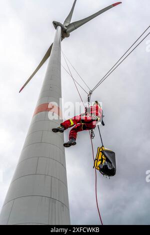 Höhenretter der Berufsfeuerwehr Oberhausen üben das Abseilen von einer Windenereanlage, aus 150 Metern Höhe, nach der Rettung einer verunfallten person vom Maschinenhaus, Issum, NRW, Deutschland Höhenretter Windrad *** les sauveteurs en hauteur du service d'incendie d'Oberhausen pratiquent la descente en rappel à partir d'une éolienne d'une hauteur de 150 mètres après avoir secouru une victime d'accident de la nacelle, Issum, NRW, Allemagne, sauveteur en hauteur d'éolienne Banque D'Images