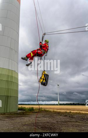 Höhenretter der Berufsfeuerwehr Oberhausen üben das Abseilen von einer Windenereanlage, aus 150 Metern Höhe, nach der Rettung einer verunfallten person vom Maschinenhaus, Issum, NRW, Deutschland Höhenretter Windrad *** les sauveteurs en hauteur du service d'incendie d'Oberhausen pratiquent la descente en rappel à partir d'une éolienne d'une hauteur de 150 mètres après avoir secouru une victime d'accident de la nacelle, Issum, NRW, Allemagne, sauveteur en hauteur d'éolienne Banque D'Images