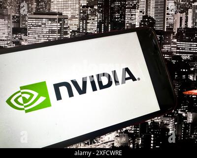 San Francisco, Californie, États-Unis. 2 juillet 2024. Logo NVIDIA avec l'horizon de Tokyo derrière. NVIDIA Corporation est une société technologique connue pour la conception d'unités de traitement graphique (GPU) et de technologies connexes. Jensen Huang est le PDG, et le ticker boursier est NVDA. Les produits de base incluent les GPU GeForce, les cartes graphiques Quadro et les solutions NVIDIA ai. NVIDIA est un leader de l'informatique visuelle et s'est développé dans les applications d'IA, de datacenter et d'automobile avec ses technologies innovantes. (Crédit image : © Taidgh Barron/ZUMA Press Wire) USAGE ÉDITORIAL SEULEMENT! Non destiné à UN USAGE commercial ! Banque D'Images