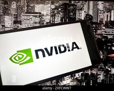 San Francisco, Californie, États-Unis. 2 juillet 2024. Logo NVIDIA avec l'horizon de Tokyo derrière. NVIDIA Corporation est une société technologique connue pour la conception d'unités de traitement graphique (GPU) et de technologies connexes. Jensen Huang est le PDG, et le ticker boursier est NVDA. Les produits de base incluent les GPU GeForce, les cartes graphiques Quadro et les solutions NVIDIA ai. NVIDIA est un leader de l'informatique visuelle et s'est développé dans les applications d'IA, de datacenter et d'automobile avec ses technologies innovantes. (Crédit image : © Taidgh Barron/ZUMA Press Wire) USAGE ÉDITORIAL SEULEMENT! Non destiné à UN USAGE commercial ! Banque D'Images