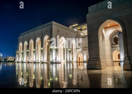 Bâtiment moderne de l'Opéra Royal illuminé la nuit, Muscat, Oman Banque D'Images