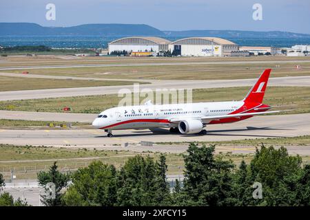 Marseille, France. 02 juillet 2024. L'avion de Shanghai Airlines quitte l'aéroport Marseille Provence pour la première fois. Trois vols aller-retour sont proposés par semaine entre l’aéroport de Shanghai et l’aéroport de Marseille Provence, les mardi, vendredi et dimanche, opérés par Boeing 787-9 Dreamliner configuré pour 285 passagers en 4 classes. Les vols partent de Marseille à 10h55 et atterrissent le lendemain à Shanghai pu Dong à 5h00. Dans l'autre sens, les vols partent à 00h15 et atterrissent à Marseille à 07h00. Crédit : SOPA images Limited/Alamy Live News Banque D'Images