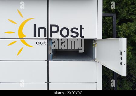 Leszno, Pologne - 1er juillet 2024 : vide compartiment ouvert dans Inpost Locker Banque D'Images