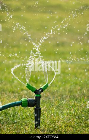 Système d'irrigation automatique de pelouse verte dans le parc. Arrosage de la pelouse à la chaleur de l'été. Gros plan. Banque D'Images