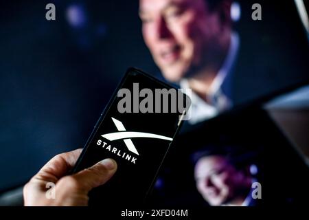 Dans cette illustration photo, le logo Starlink est affiché sur un écran de smartphone et un écran d'ordinateur affichant un portrait d'Elon Musk, propriétaire de Starlink. La société a récemment introduit Starling Mini. Banque D'Images