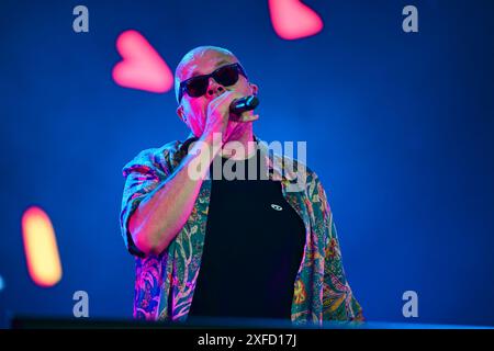 Milan, Italie. 02 juillet 2024. Le chanteur italien Max Pezzali se produit lors du concert live de 'Max Forever Tour Stadi 2024' au stade San Siro, Milan, Lombardie, Italie, 02/07/24 crédit : Live Media Publishing Group/Alamy Live News Banque D'Images