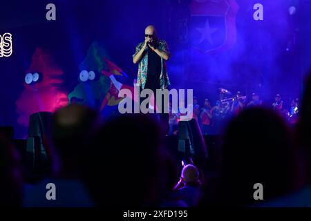 Milan, Italie. 02 juillet 2024. Le chanteur italien Max Pezzali se produit lors du concert live de 'Max Forever Tour Stadi 2024' au stade San Siro, Milan, Lombardie, Italie, 02/07/24 crédit : Live Media Publishing Group/Alamy Live News Banque D'Images