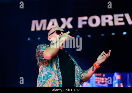 Milan, Italie. 02 juillet 2024. Le chanteur italien Max Pezzali se produit lors du concert live de 'Max Forever Tour Stadi 2024' au stade San Siro, Milan, Lombardie, Italie, 02/07/24 crédit : Live Media Publishing Group/Alamy Live News Banque D'Images