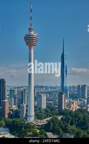 Kuala Lumpur skyline , Malaisie depuis la piscine à débordement sur le toit du Platinum KLCC montrant Menara Kuala Lumpur et Warisan Merdeka tour . Banque D'Images