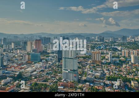 Kuala Lumpur skyline, Kuala Lumpur, Malaisie depuis la piscine à débordement sur le toit du Platinum KLCC . photo de l'après-midi Banque D'Images