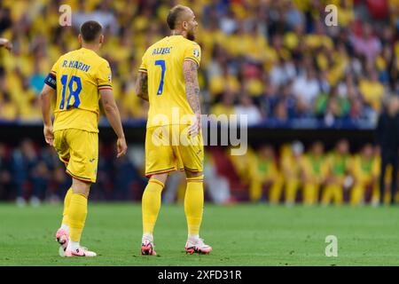 Munich, Allemagne. 02 juillet 2024. Munich, Allemagne, 2 juillet 2024 : Denis Alibec (7 Roumanie) et Razvan Marin (18 Roumanie) ont décollé lors de la manche de l'UEFA EURO 2024 du dernier match de football entre la Roumanie et les pays-Bas à l'Arena Munich, Allemagne. (Sven Beyrich/SPP) crédit : photo de presse sportive SPP. /Alamy Live News Banque D'Images