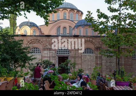 2 juillet 2024 : Istanbul, Turkiye, 2 juillet 2024 : vue de l'extérieur de la mosquée Kariye reconvertie. La célèbre ancienne église byzantine Chora d'Istanbul, qui a été officiellement transformée en mosquée en 2020, a rouvert en mai 2024 après des travaux de restauration et de transformation. L'histoire du musée de l'église de Chora remonte à la période byzantine. Il a d'abord été construit comme un monastère, a été converti en mosquée pendant la période ottomane, et transformé en musée en 1948. (Crédit image : © Tolga Ildun/ZUMA Press Wire) USAGE ÉDITORIAL SEULEMENT! Non destiné à UN USAGE commercial ! Banque D'Images