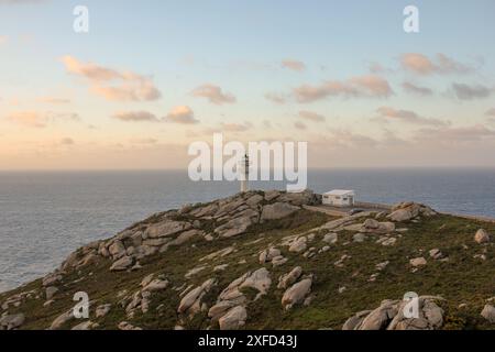 Nuages au-dessus de la ligne d'horizon à Punta Roncadoira, Xove, Espagne, sur la côte cantabrique Banque D'Images